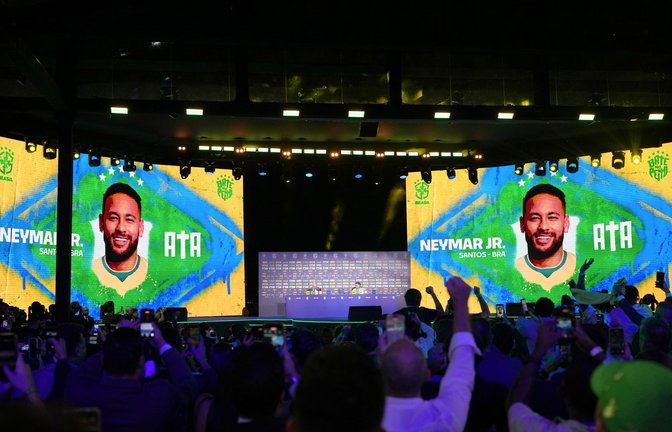 Auf dem Bildschirm ist ein Bild von Neymar zu sehen.<span class='image-autor'>Foto: Silvia Izquierdo/AP/dpa</span>