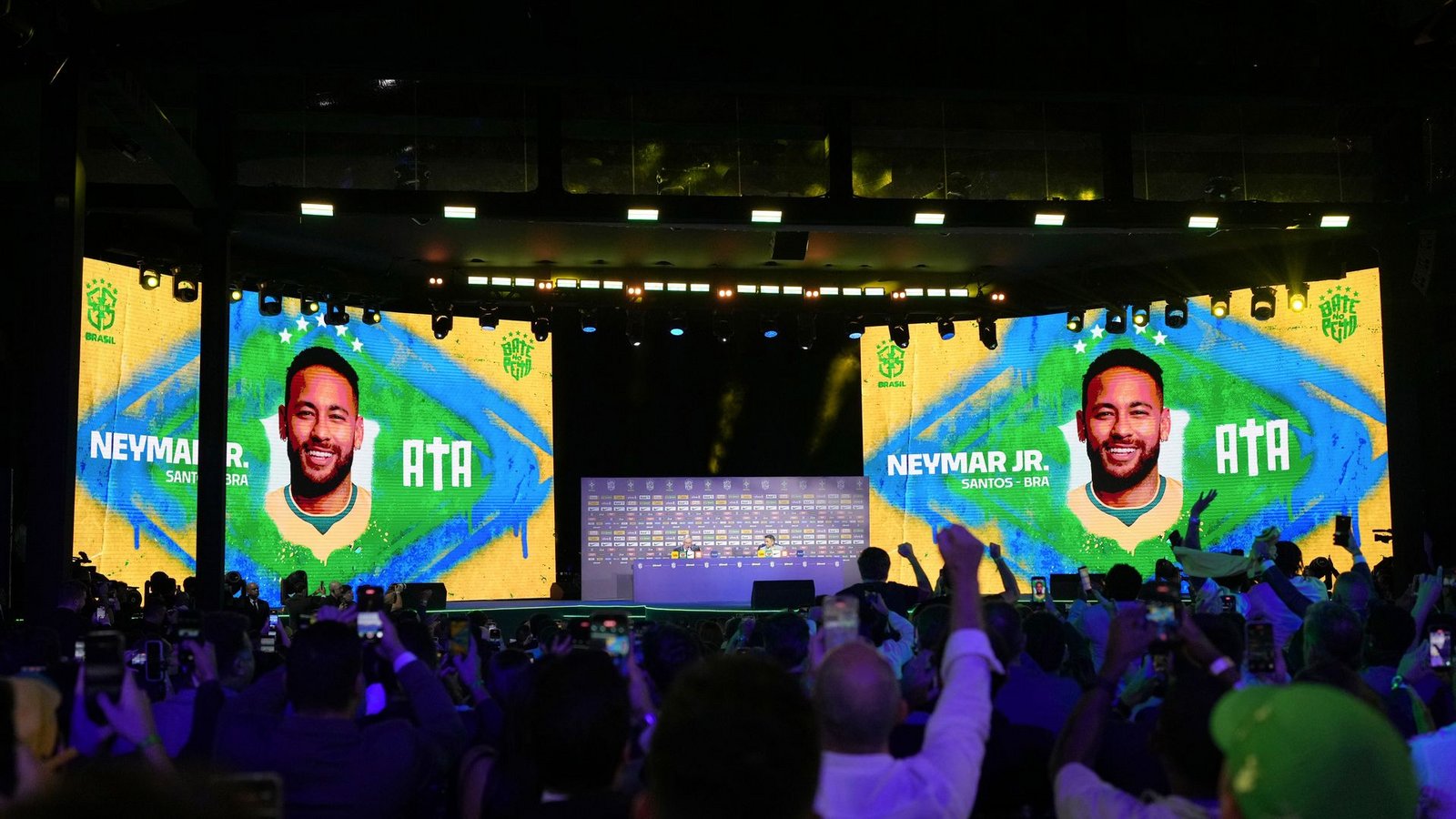 Auf dem Bildschirm ist ein Bild von Neymar zu sehen.Foto: Silvia Izquierdo/AP/dpa