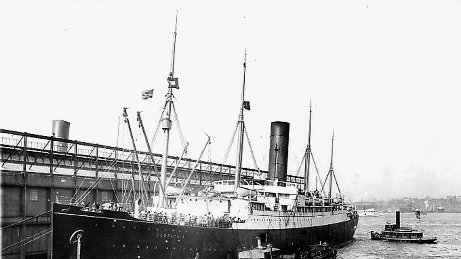 18. April 1912: Als die „Carpathia“, die die Überlebenden aufgenommen hatte, am Abend des 18. April in New York einlief, wurde die Anlegestelle weiträumig abgeschirmt. Die „Carpathia“ legte zuerst am Pier 59 der Chelsea Piers an, um die Rettungsboote der „Titanic“ hier zu entladen. Anschließend fuhr sie zum Pier 54, an dem etwa 30 000 Menschen in strömendem Regen warteten.Foto: Wikipedia commons/American Press Association