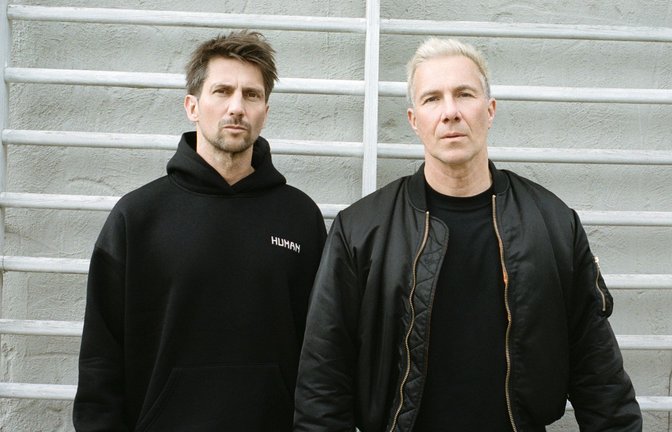 Die DJs Thomas Benedix (links) und Tassilo Ippenberger von Pan-Pot spielen ein Techno-Set auf Fridas Pier.<span class='image-autor'>Foto: Kane Holz</span>