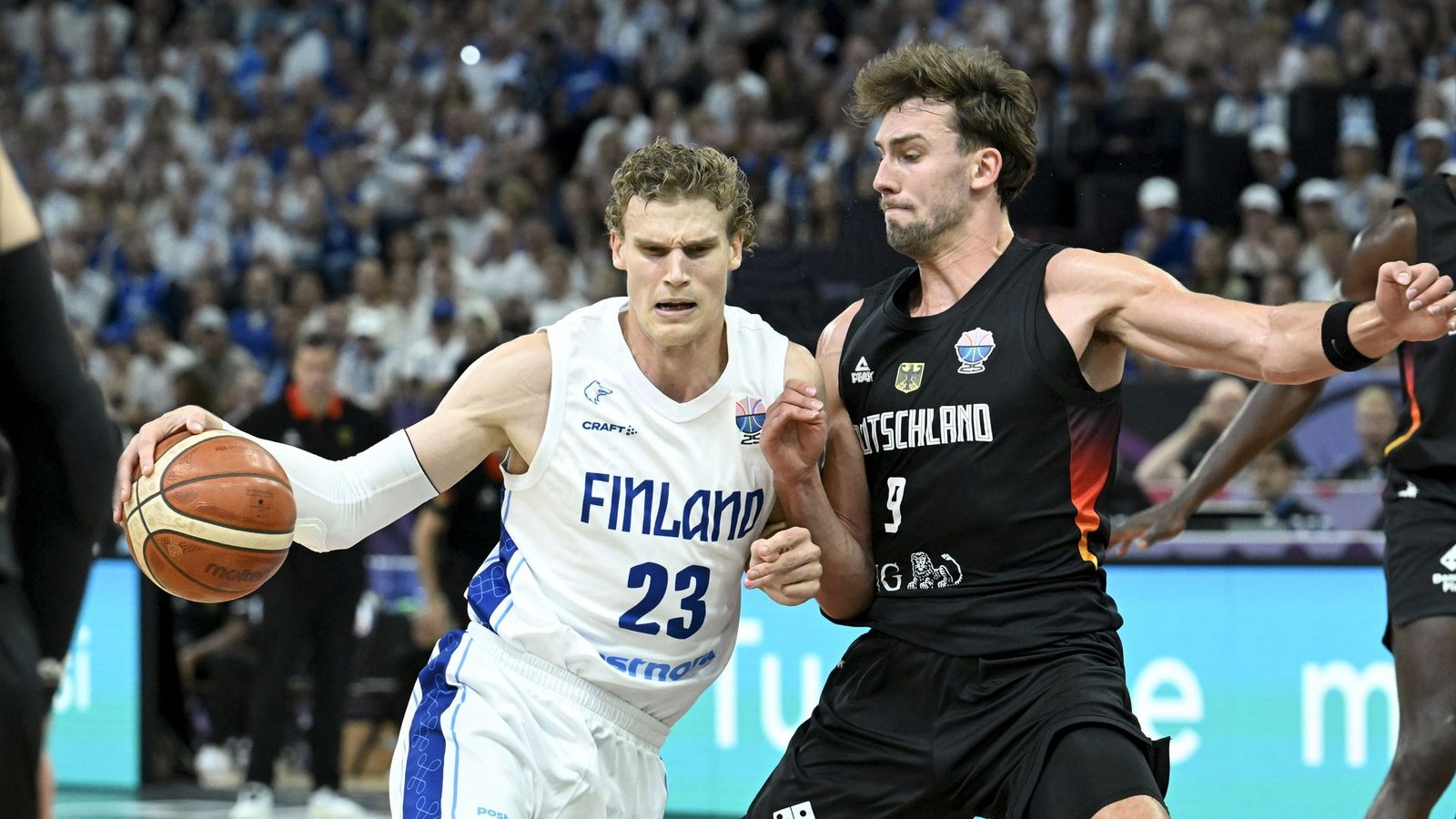 Auf die deutschen Basketballer um Franz Wagner (r) wartet im Achtelfinale Portugal.Foto: Heikki Saukkomaa/Lehtikuva/dpa
