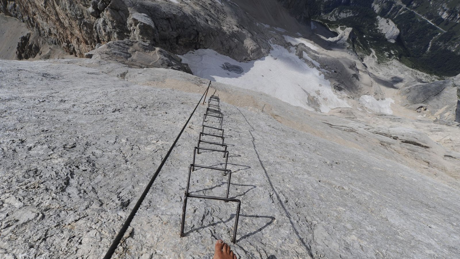 Der Abstieg über die Himmelsleiter am Westgrat der Marmolada war mühsam. Über 400 Eisenkrampen drückten auf die Fußsohle.Foto: Martl Jung Der Abstieg über die Himmelsleiter am Westgrat der Marmolada war mühsam. Über 400 Eisenkrampen drückten auf die Fußsohle.Foto: Martl Jung