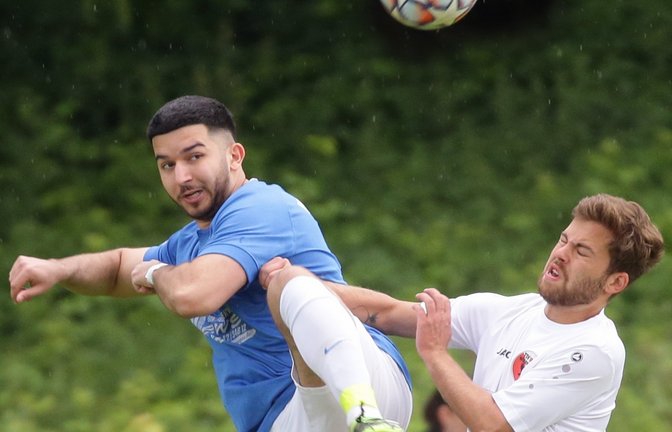 Muhammed-Ali Yaman (links) musste sich mit dem VfB Vaihingen lange strecken, ehe gegen den TSV Wiernsheim (rechts Maximilian Brenken) das Unentschieden erkämpft war. <span class='image-autor'>Foto: Baumann</span>