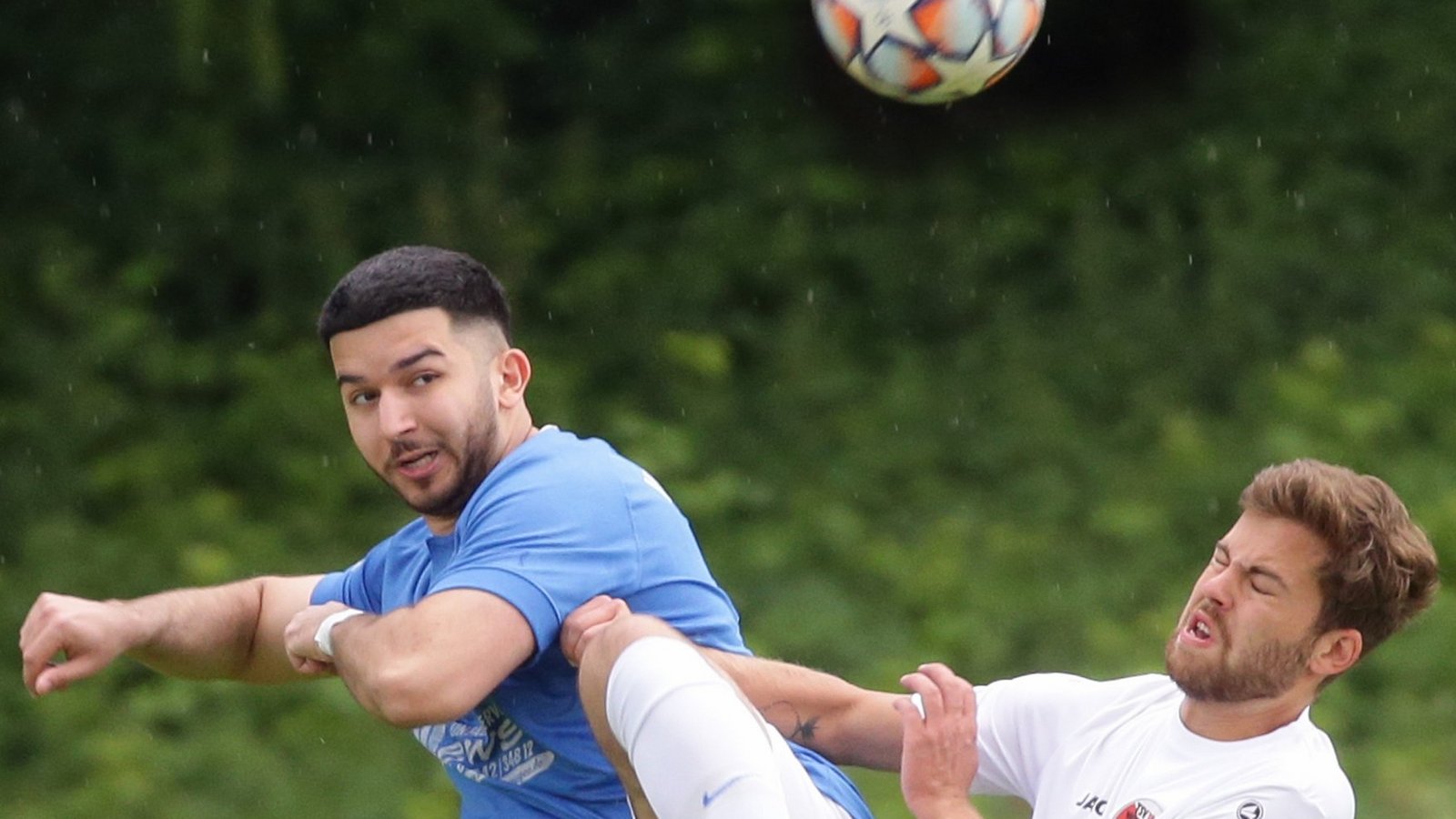 Muhammed-Ali Yaman (links) musste sich mit dem VfB Vaihingen lange strecken, ehe gegen den TSV Wiernsheim (rechts Maximilian Brenken) das Unentschieden erkämpft war. Foto: Baumann