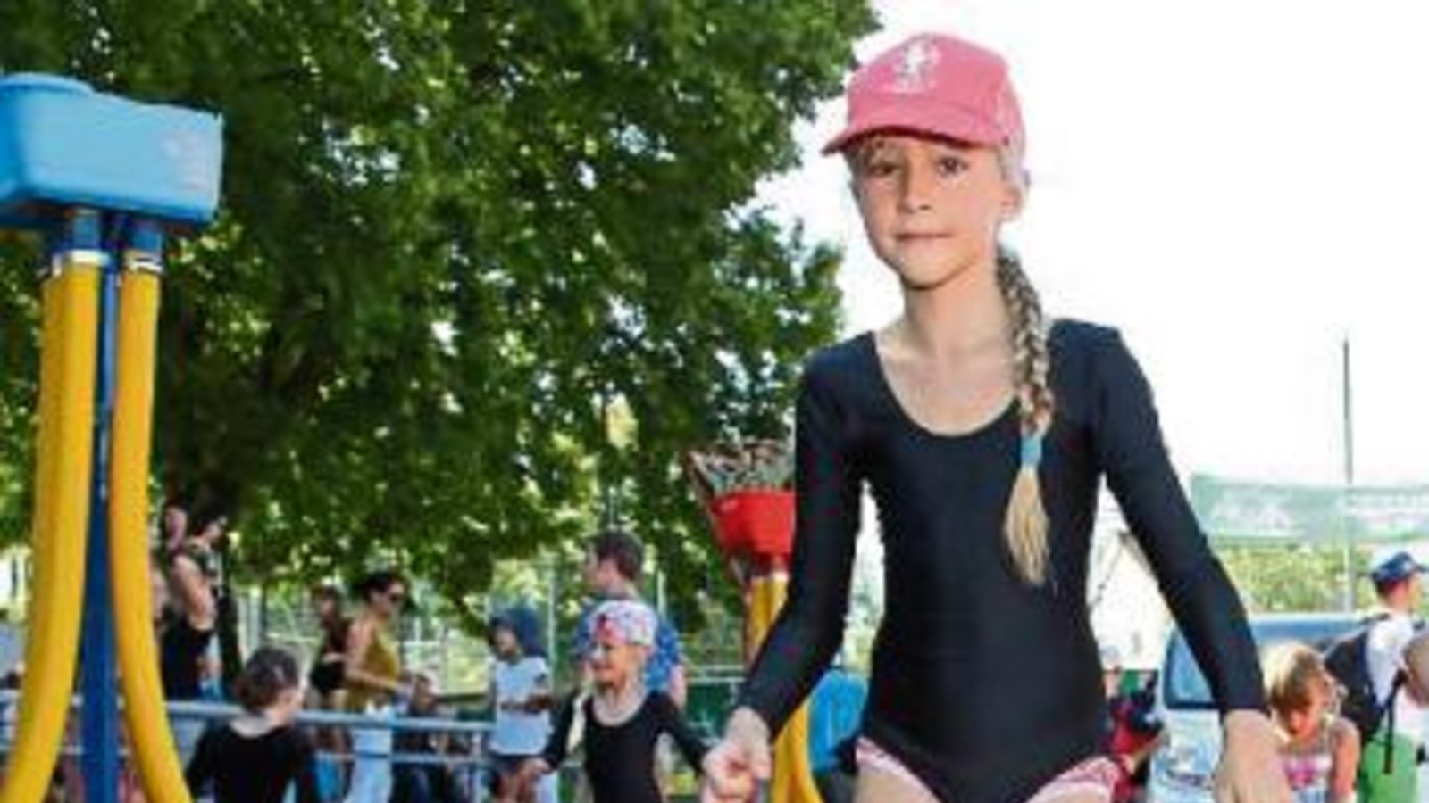 Beim Gaukinderturnfest geht es nicht nur um den sportlichen Wettkampf (rechts). Die Nachwuchsathleten können auch die vielen Mitmachangebote ausprobieren. Fotos: Baumann Beim Gaukinderturnfest geht es nicht nur um den sportlichen Wettkampf (rechts). Die Nachwuchsathleten können auch die vielen Mitmachangebote ausprobieren. Fotos: Baumann
