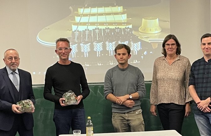 NwT-Lehrerin Cornelia Brauer und ihre beiden Kollegen Maximilian Danczyk und Lucas Zimmermann bedanken sich bei den beiden Referenten Norbert Schröter (li.) und Dr. Alexander Hub. p