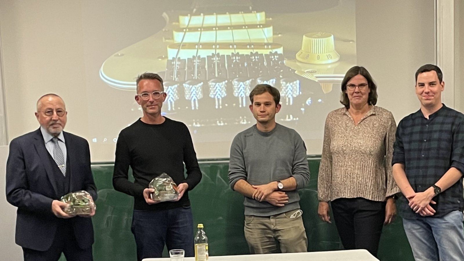 NwT-Lehrerin Cornelia Brauer und ihre beiden Kollegen Maximilian Danczyk und Lucas Zimmermann bedanken sich bei den beiden Referenten Norbert Schröter (li.) und Dr. Alexander Hub. p