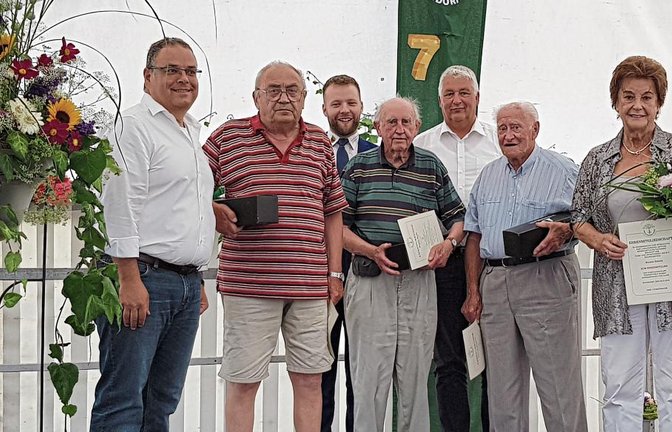 Die Gründungsmitglieder des TSV Hochdorf; links Vorsitzender Klaus Schuller, Dritter von rechts Bürgermeister Peter Schäfer. Foto: p