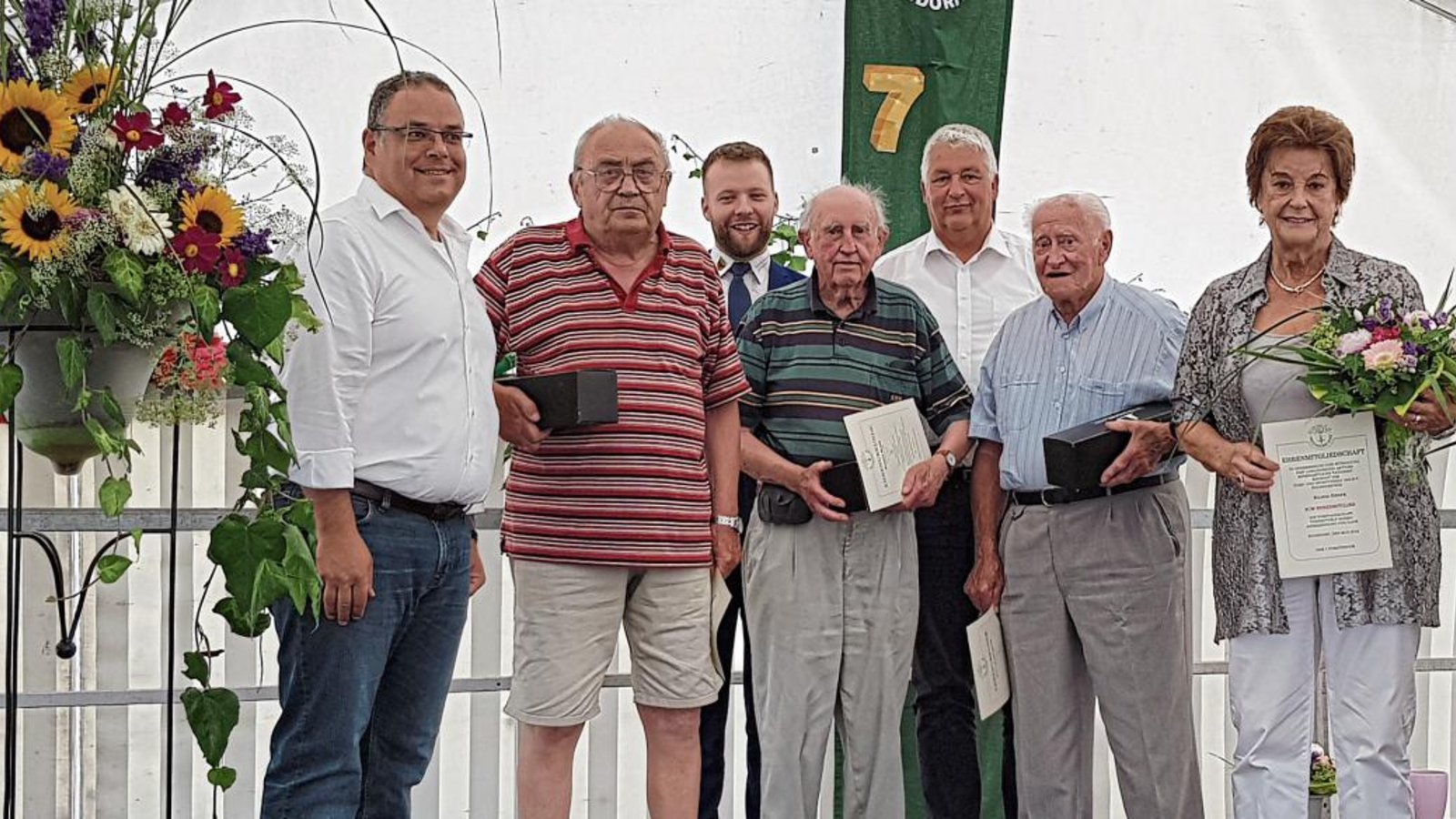 Die Gründungsmitglieder des TSV Hochdorf; links Vorsitzender Klaus Schuller, Dritter von rechts Bürgermeister Peter Schäfer. Foto: p