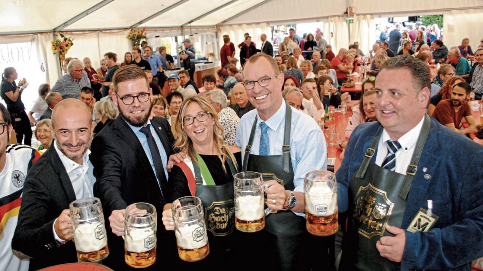 Ricardo Torre (v.l.), Sven Schrade, Stefania Amodeo, Frank Schneider und Jochen Schray stoßen auf das 46. Mühlacker Straßenfest an. Fotos: Stahlfeld Ricardo Torre (v.l.), Sven Schrade, Stefania Amodeo, Frank Schneider und Jochen Schray stoßen auf das 46. Mühlacker Straßenfest an. Fotos: Stahlfeld