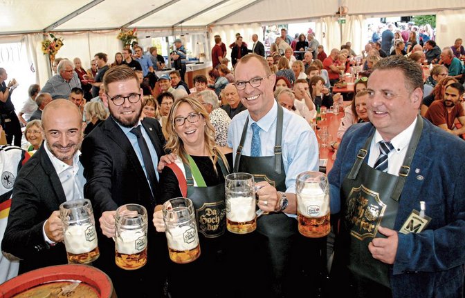 Ricardo Torre (v.l.), Sven Schrade, Stefania Amodeo, Frank Schneider und Jochen Schray stoßen auf das 46. Mühlacker Straßenfest an. Fotos: Stahlfeld