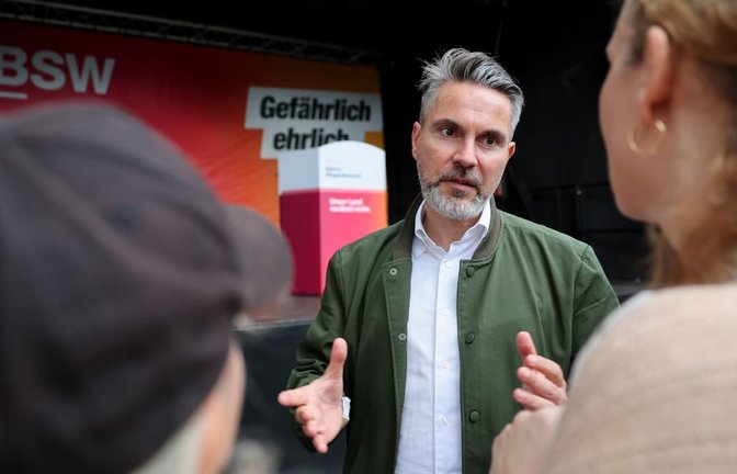 Fabio De Masi (BSW), Parteivorsitzender, spricht beim Wahlkampfabschluss des BSW mit Sympathisanten. Bei der Ministerpräsidentenwahl in Sachsen-Anhalt kann die AfD nach dem Willen der BSW-Spitze weiterhin nicht auf BSW-Stimmen zählen (Archivfoto).<span class='image-autor'>Jan Woitas/dpa</span>