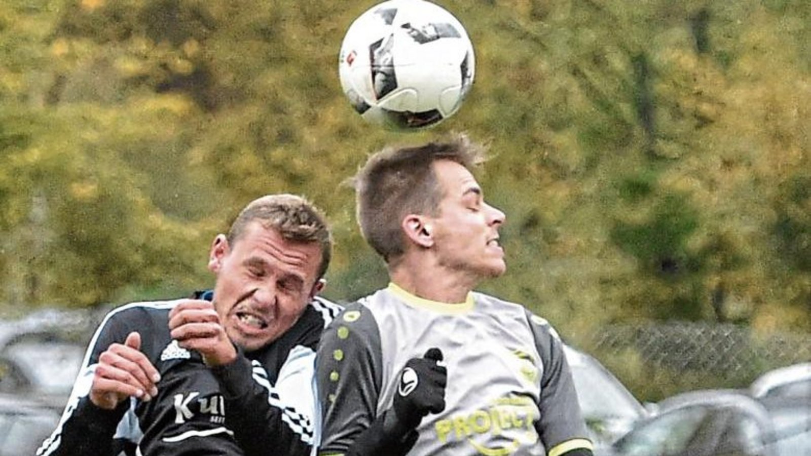 Ensingens Jan Kaupp (rechts) gewinnt ein Kopfballduell gegen Kai Hof. Die SGM Riexingen entführt aber die drei Punkte aus dem Forchenwald. Foto: Leitner Ensingens Jan Kaupp (rechts) gewinnt ein Kopfballduell gegen Kai Hof. Die SGM Riexingen entführt aber die drei Punkte aus dem Forchenwald. Foto: Leitner