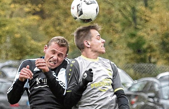 Ensingens Jan Kaupp (rechts) gewinnt ein Kopfballduell gegen Kai Hof. Die SGM Riexingen entführt aber die drei Punkte aus dem Forchenwald. Foto: Leitner