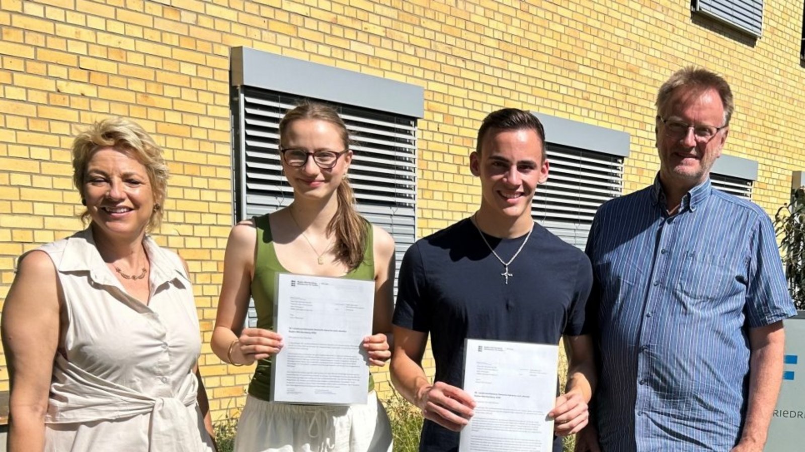 Freude über die Preise (v.l.): Lehrerin Gaby Mandl-Steurer, Laura Pfaendner, Ruven Semmelmann und Rektor Stephan Damp. Foto: p