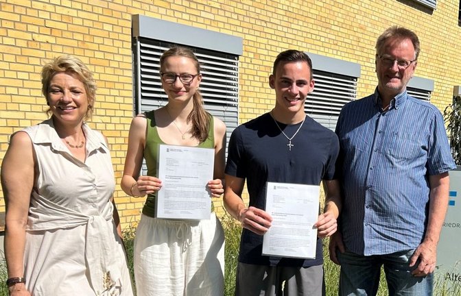 Freude über die Preise (v.l.): Lehrerin Gaby Mandl-Steurer, Laura Pfaendner, Ruven Semmelmann und Rektor Stephan Damp. Foto: p