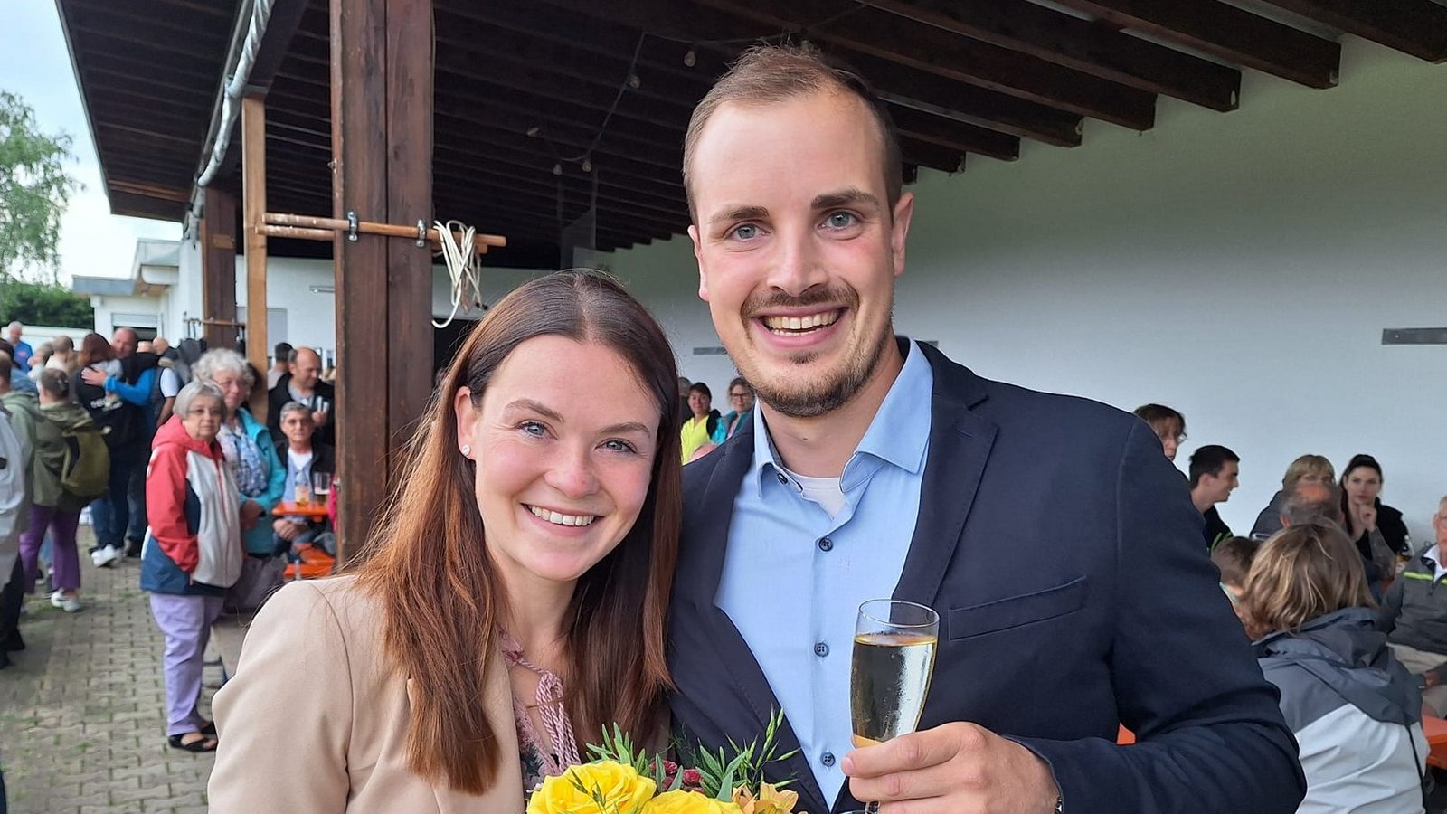 So fing es an: Ron Keller wird im Juni zum Bürgermeister von Oberriexingen gewählt. Das freut auch seine Frau Fabienne. Archivfoto: Banholzer So fing es an: Ron Keller wird im Juni zum Bürgermeister von Oberriexingen gewählt. Das freut auch seine Frau Fabienne. Archivfoto: Banholzer