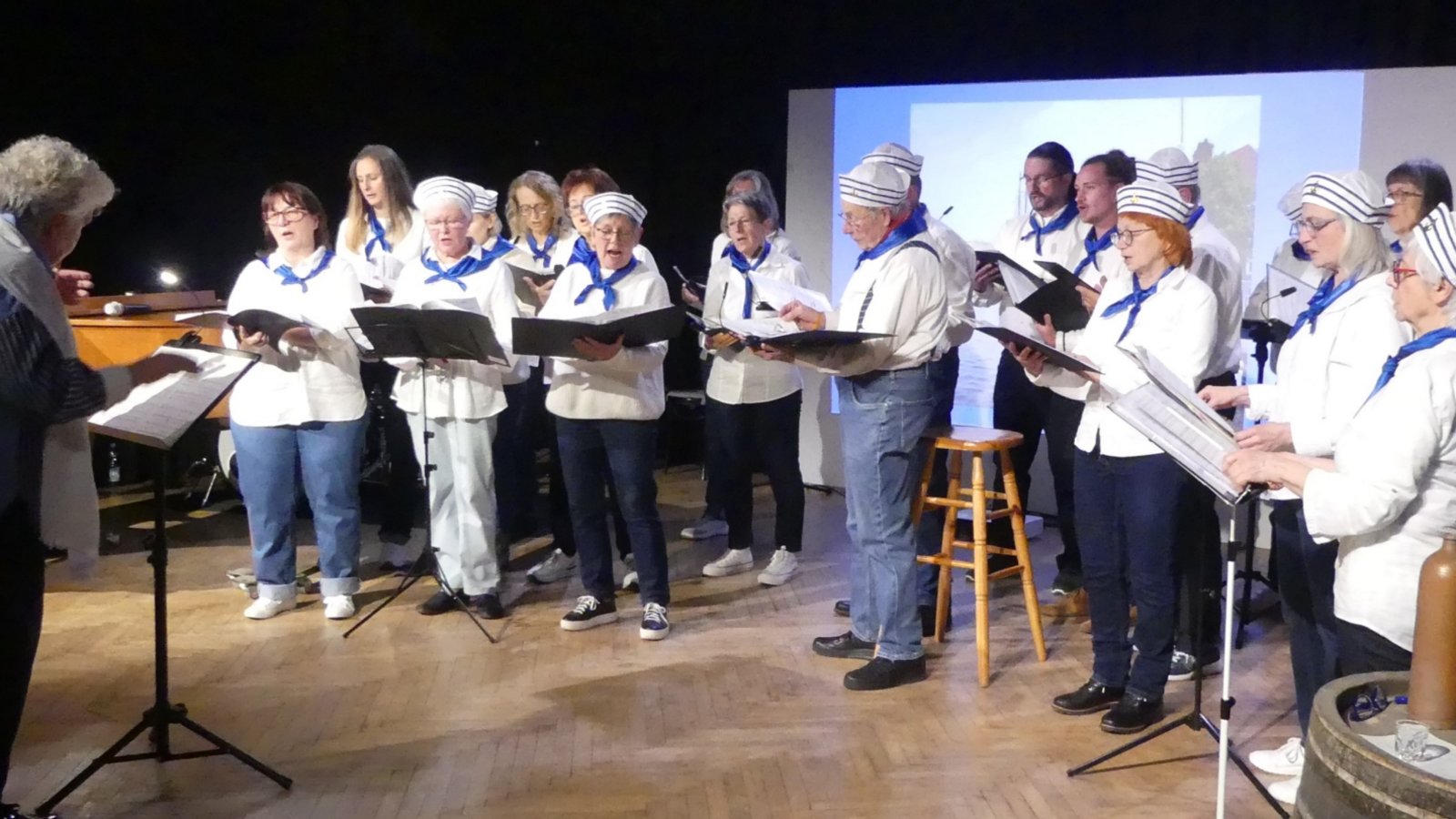 Zum Thema “Blaues Meer und noch viel mehr“ hat der Vierklang Chor im Theater in der Nussschale in Nussdorf an zwei Abenden ein überzeugendes Programm geboten. Es wurde in drei Sprachen gesungen: Englisch, Deutsch und Schwäbisch. Ob Liedauswahl, Dekoration oder das szenische Spiel der Matrosen – der ganze Saal tauchte thematisch in das Thema ein. Das Publikum wurde teilweise mit einbezogen und ließ sich begeistert mitreißen. Es waren auch echte Profis mit an Bord: Solistin Jennifer Owusu und Harald Sigle am Klavier. Interessierte können sich informieren unter www.kirchengemeinde-nussdorf.de/vierklang-chor. Foto: p