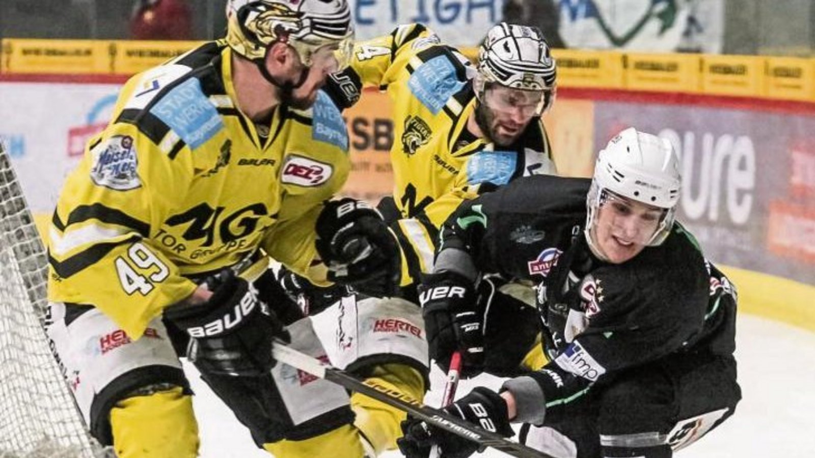 Benjamin Zientek kämpft sich hier gegen Martin Heider und Felix Linden (von rechts) durch. Erst am Ende ziehen die Steelers in ihrem ersten Playoff-Spiel der Saison auf und davon. Foto: Simecek Benjamin Zientek kämpft sich hier gegen Martin Heider und Felix Linden (von rechts) durch. Erst am Ende ziehen die Steelers in ihrem ersten Playoff-Spiel der Saison auf und davon. Foto: Simecek