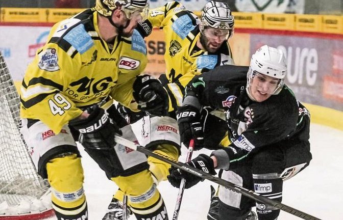 Benjamin Zientek kämpft sich hier gegen Martin Heider und Felix Linden (von rechts) durch. Erst am Ende ziehen die Steelers in ihrem ersten Playoff-Spiel der Saison auf und davon. Foto: Simecek