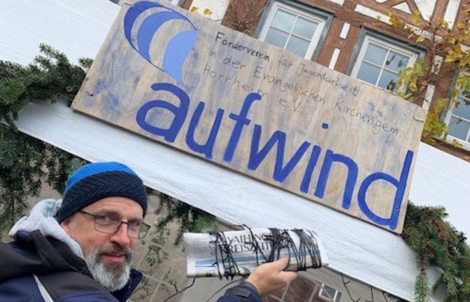 In Horrheim darf die VKZ-Printausgabe auch mit auf den Weihnachtsmarkt. Sie erfüllt dort nach der Lektüre noch ihren Dienst als Aufwickelhilfe der Lichterkette am Stand des Vereins Aufwind der evangelischen Kirchengemeinde.  <span class='image-autor'>Foto: p</span>
