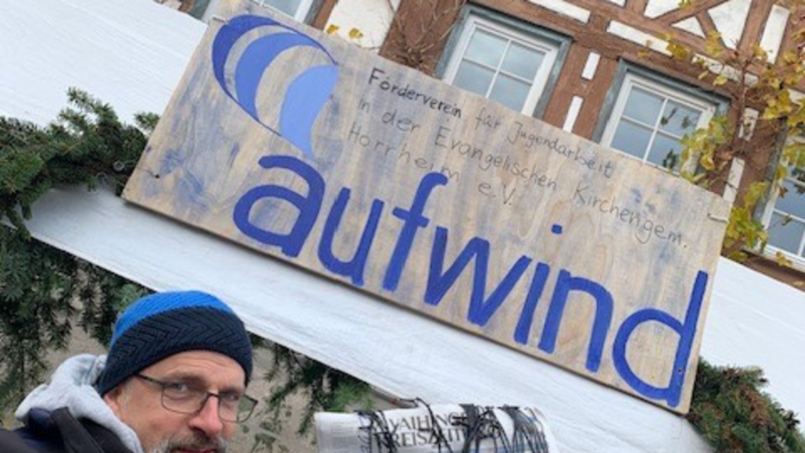 In Horrheim darf die VKZ-Printausgabe auch mit auf den Weihnachtsmarkt. Sie erfüllt dort nach der Lektüre noch ihren Dienst als Aufwickelhilfe der Lichterkette am Stand des Vereins Aufwind der evangelischen Kirchengemeinde. Foto: p In Horrheim darf die VKZ-Printausgabe auch mit auf den Weihnachtsmarkt. Sie erfüllt dort nach der Lektüre noch ihren Dienst als Aufwickelhilfe der Lichterkette am Stand des Vereins Aufwind der evangelischen Kirchengemeinde. Foto: p