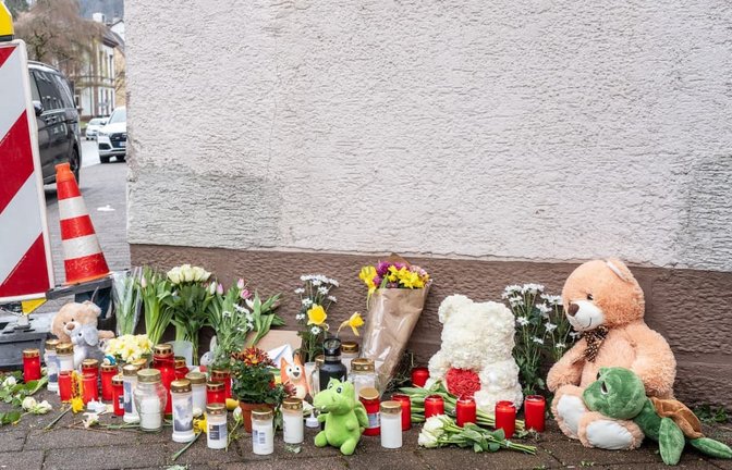 Nach tödlichem Unfall in Schramberg: 26.03.2026, Baden-Württemberg, Schramberg: Blumen, Kerzen und Kuscheltiere liegen an der Unglücksstelle in Schramberg. Am Mittwochvormittag hat ein Lastwagenfahrer laut der Polizei «mutmaßlich durch eine medizinische Ursache» die Kontrolle über sein Fahrzeug verloren und hat dabei eine junge Mutter und ihr Kleinkind getötet. Foto: Silas Stein/dpa +++ dpa-Bildfunk +++<span class='image-autor'>Stein/dpa</span>