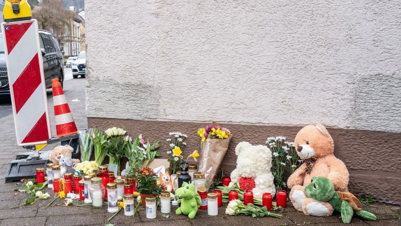Nach tödlichem Unfall in Schramberg: 26.03.2026, Baden-Württemberg, Schramberg: Blumen, Kerzen und Kuscheltiere liegen an der Unglücksstelle in Schramberg. Am Mittwochvormittag hat ein Lastwagenfahrer laut der Polizei «mutmaßlich durch eine medizinische Ursache» die Kontrolle über sein Fahrzeug verloren und hat dabei eine junge Mutter und ihr Kleinkind getötet. Foto: Silas Stein/dpa +++ dpa-Bildfunk +++Stein/dpa Nach tödlichem Unfall in Schramberg: 26.03.2026, Baden-Württemberg, Schramberg: Blumen, Kerzen und Kuscheltiere liegen an der Unglücksstelle in Schramberg. Am Mittwochvormittag hat ein Lastwagenfahrer laut der Polizei «mutmaßlich durch eine medizinische Ursache» die Kontrolle über sein Fahrzeug verloren und hat dabei eine junge Mutter und ihr Kleinkind getötet. Foto: Silas Stein/dpa +++ dpa-Bildfunk +++Stein/dpa