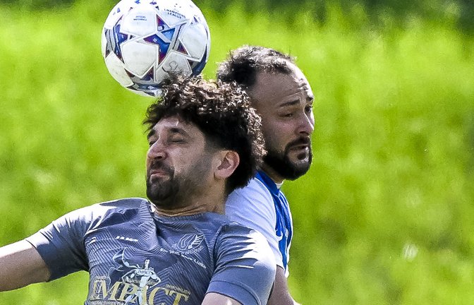 Kopfballduell in Illingen: Ihsan Camlice (hinten) und der Enzweihinger Doppeltorschütze Cihat Aytac kämpfen um die Lufthoheit. <span class='image-autor'>Foto: Leitner</span>