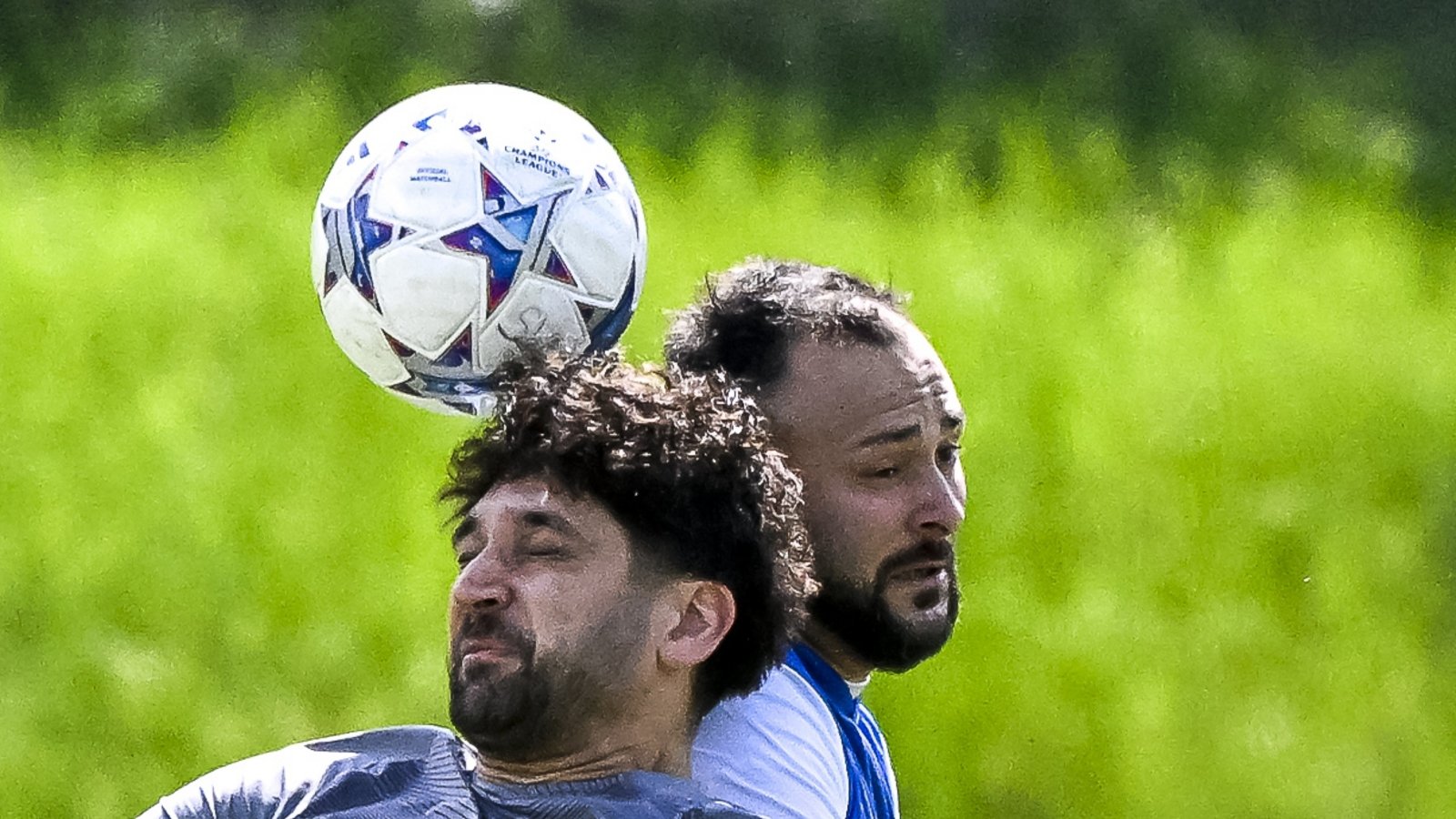 Kopfballduell in Illingen: Ihsan Camlice (hinten) und der Enzweihinger Doppeltorschütze Cihat Aytac kämpfen um die Lufthoheit. Foto: Leitner