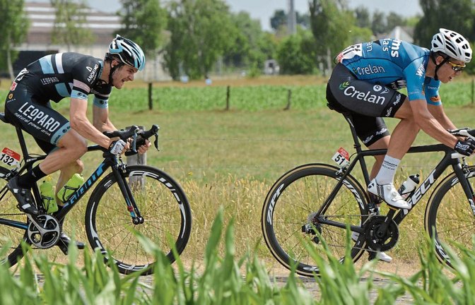 Alexander Krieger (links) hat sich beim Eintagesrennen Ride Bruges in Brüssel an das Hinterrad von Cross-Weltmeister Wout van Aert geheftet. Foto: Vanheste