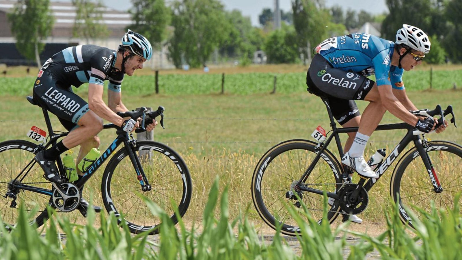 Alexander Krieger (links) hat sich beim Eintagesrennen Ride Bruges in Brüssel an das Hinterrad von Cross-Weltmeister Wout van Aert geheftet. Foto: Vanheste Alexander Krieger (links) hat sich beim Eintagesrennen Ride Bruges in Brüssel an das Hinterrad von Cross-Weltmeister Wout van Aert geheftet. Foto: Vanheste