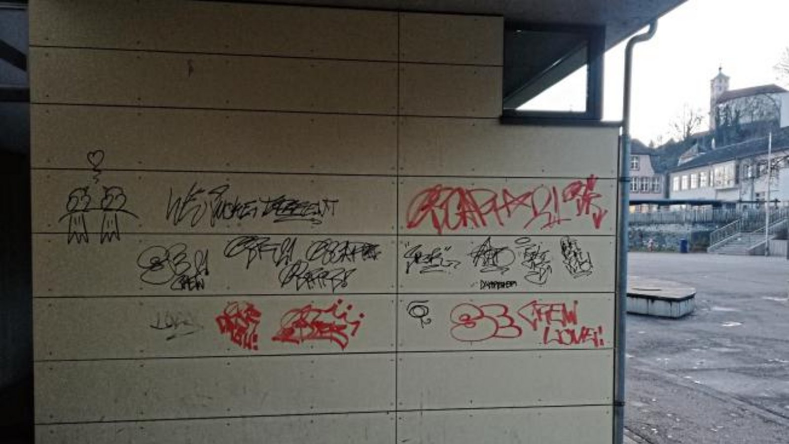Unsere Stadt soll schöner werden. So? Schmierereien an der Vaihinger Stadthalle. Meldung bei der Polizei erfolgte. Reinigung wird eingeleitet.  Foto: Arning