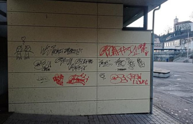 Unsere Stadt soll schöner werden. So? Schmierereien an der Vaihinger Stadthalle. Meldung bei der Polizei erfolgte. Reinigung wird eingeleitet.  Foto: Arning