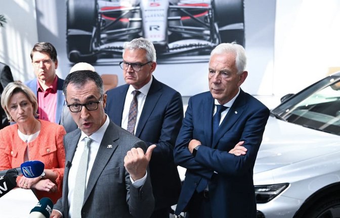 Für den Standort im Einsatz: Ministerpräsident Cem Özdemir (Mitte, Grüne) und seine Wirtschaftsministerin Nicole Hoffmeister-Kraut besuchten jüngst das von Schließung bedrohte Audi-Werk in Neckarsulm.<span class='image-autor'>Bernd Weißbrod/dpa</span>