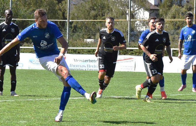 Das hätte immerhin einen Punkt gebracht: Simon Müsel vom SV Rohrau II scheitert aber beim Elfmeter in letzter Minute an Torwart Florian Sandner vom FC Unterjettingen.<span class='image-autor'>Michael Schwartz</span>