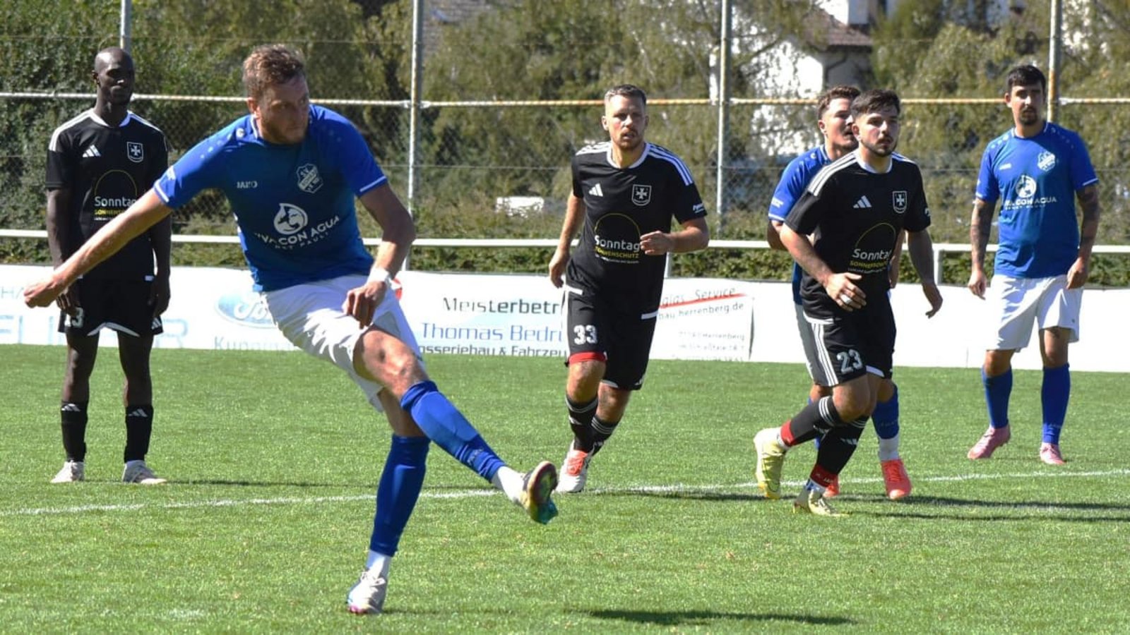 Das hätte immerhin einen Punkt gebracht: Simon Müsel vom SV Rohrau II scheitert aber beim Elfmeter in letzter Minute an Torwart Florian Sandner vom FC Unterjettingen.Michael Schwartz Das hätte immerhin einen Punkt gebracht: Simon Müsel vom SV Rohrau II scheitert aber beim Elfmeter in letzter Minute an Torwart Florian Sandner vom FC Unterjettingen.Michael Schwartz