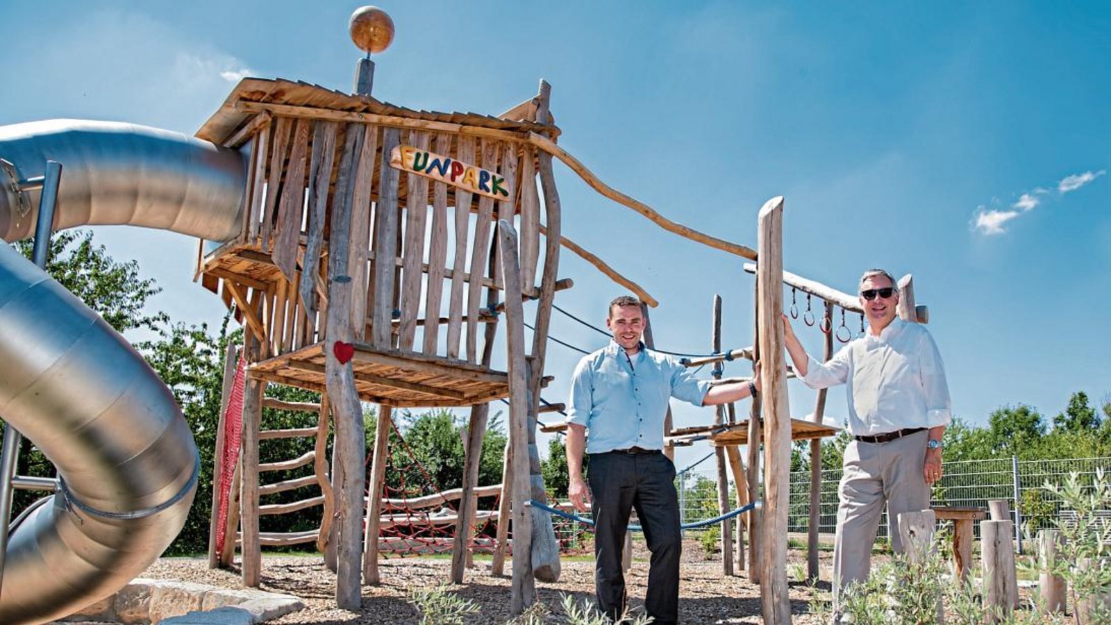 Auch dem Funpark in Oberriexingen statten der Bürgermeister (links) und der Landrat einen Besuch ab.  Fotos: LL