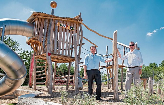 Auch dem Funpark in Oberriexingen statten der Bürgermeister (links) und der Landrat einen Besuch ab.  Fotos: LL