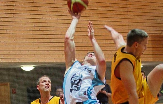 Selbst mit einem Foul ist Forward Achim Klenk (Mitte) von der BSG Vaihingen/Sachsenheim selten am Korbwurf zu hindern. Foto: Archiv/Nachreiner