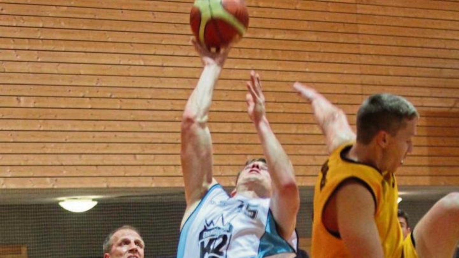 Selbst mit einem Foul ist Forward Achim Klenk (Mitte) von der BSG Vaihingen/Sachsenheim selten am Korbwurf zu hindern. Foto: Archiv/Nachreiner Selbst mit einem Foul ist Forward Achim Klenk (Mitte) von der BSG Vaihingen/Sachsenheim selten am Korbwurf zu hindern. Foto: Archiv/Nachreiner