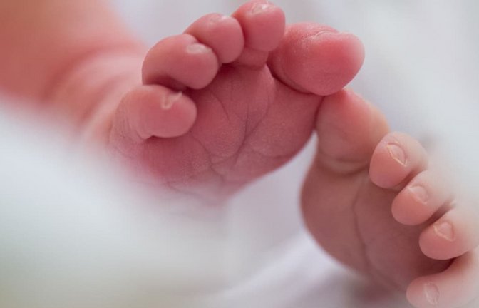 Noch vor dem Eintreffen des Rettungsdienstes erblickte das Baby gesund das Licht der Welt (Symbolbild).<span class='image-autor'>Arno Burgi/dpa-Zentralbild/dpa</span>