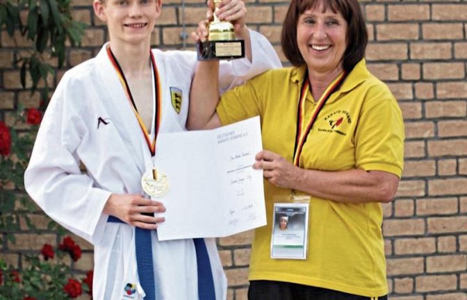 Der Eberdinger André Henschel (links) freut sich mit seiner Trainerin vom Goju-Ryu-Karateverein Maulbronn über den DM-Titel im Kumite der Junioren bis 55 Kilogramm. Foto: privat