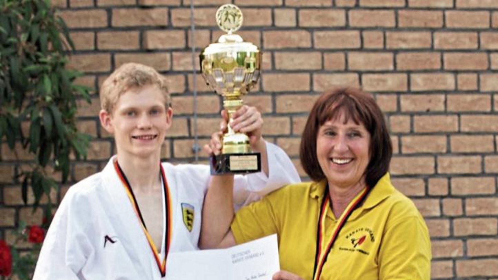 Der Eberdinger André Henschel (links) freut sich mit seiner Trainerin vom Goju-Ryu-Karateverein Maulbronn über den DM-Titel im Kumite der Junioren bis 55 Kilogramm. Foto: privat Der Eberdinger André Henschel (links) freut sich mit seiner Trainerin vom Goju-Ryu-Karateverein Maulbronn über den DM-Titel im Kumite der Junioren bis 55 Kilogramm. Foto: privat