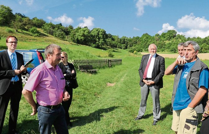 Vor-Ort-Termin in Häfnerhaslach:rechts Landwirt Erich Weiberle mit der Kommission des Petitionsausschusses: Zweiter von links Abgeordneter Konrad Epple, daneben im Hintergrund Friedrich Bullinger (mit Krawatte). Foto: Bögel
