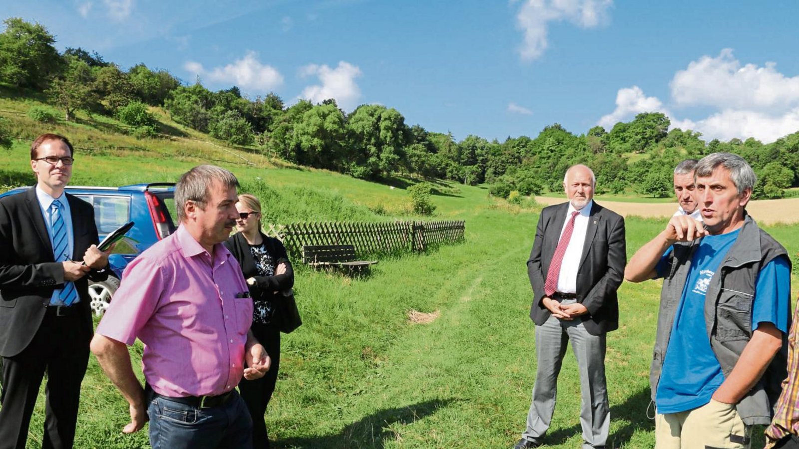 Vor-Ort-Termin in Häfnerhaslach:rechts Landwirt Erich Weiberle mit der Kommission des Petitionsausschusses: Zweiter von links Abgeordneter Konrad Epple, daneben im Hintergrund Friedrich Bullinger (mit Krawatte). Foto: Bögel Vor-Ort-Termin in Häfnerhaslach:rechts Landwirt Erich Weiberle mit der Kommission des Petitionsausschusses: Zweiter von links Abgeordneter Konrad Epple, daneben im Hintergrund Friedrich Bullinger (mit Krawatte). Foto: Bögel