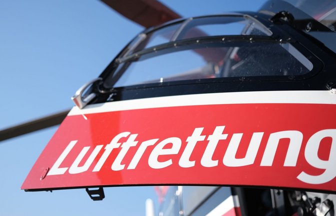 Ein Hubschrauber der Deutschen Luftettung steht bei einem Einsatz bei einer Verlegung eines Patienten auf einem Landeplatz. (zu dpa: «Dreijähriger fällt von Baugerüst und verletzt sich schwer»)<span class='image-autor'>Bernd Weißbrod/dpa</span>