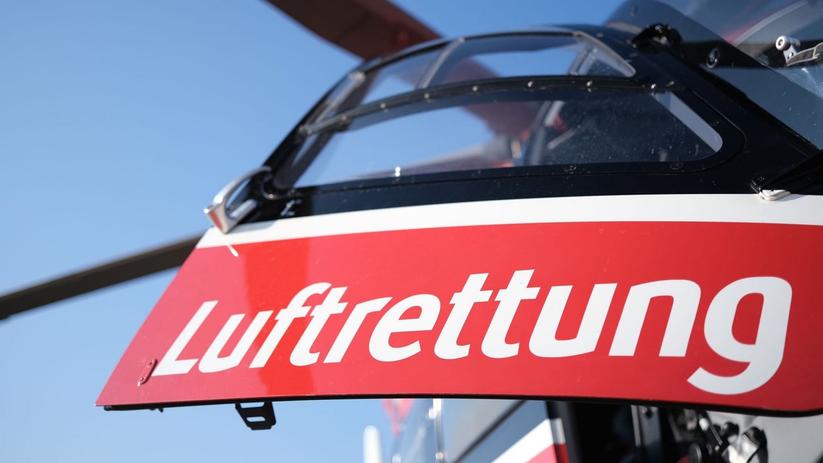 Ein Hubschrauber der Deutschen Luftettung steht bei einem Einsatz bei einer Verlegung eines Patienten auf einem Landeplatz. (zu dpa: «Dreijähriger fällt von Baugerüst und verletzt sich schwer»)Bernd Weißbrod/dpa Ein Hubschrauber der Deutschen Luftettung steht bei einem Einsatz bei einer Verlegung eines Patienten auf einem Landeplatz. (zu dpa: «Dreijähriger fällt von Baugerüst und verletzt sich schwer»)Bernd Weißbrod/dpa