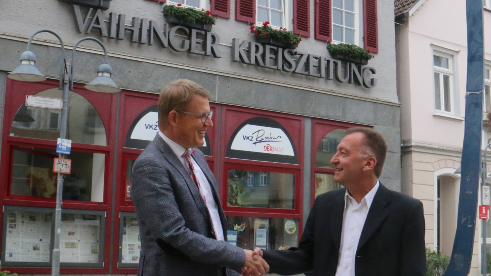 Hartmut Villinger (links) und Volker Blessing vor der VKZ. Foto: Rieger