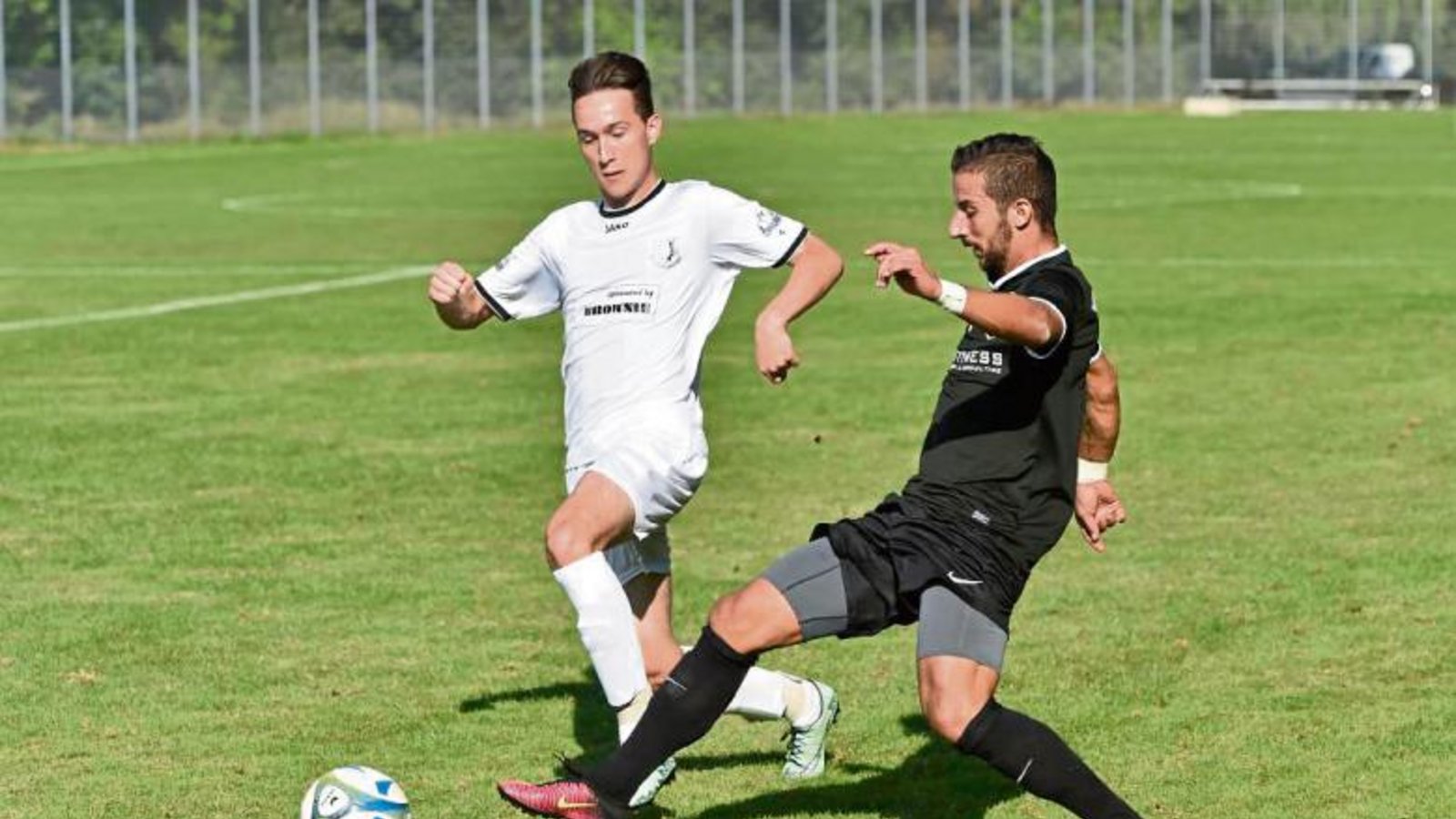 Yannick Rähmer (links) hat das Nachsehen gegen Bietigheims Raffaele Cervone. Foto: Leitner Yannick Rähmer (links) hat das Nachsehen gegen Bietigheims Raffaele Cervone. Foto: Leitner